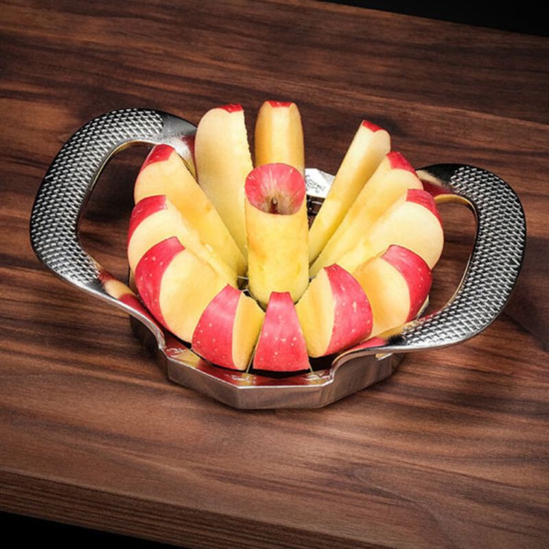 Pomme tranchée en quartiers et trognon avec coupe pomme