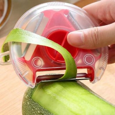 Un éplucheur à légumes trois lames rouge