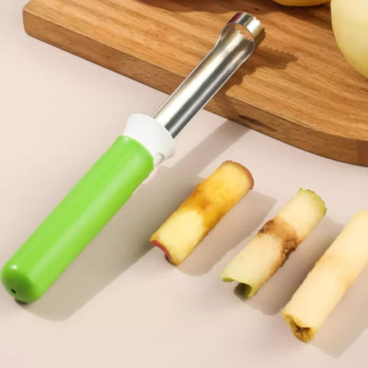 Vide pomme déposé contre planche à découper en bois