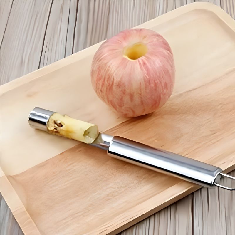 Vide pomme et pomme évidée sur planche à découper