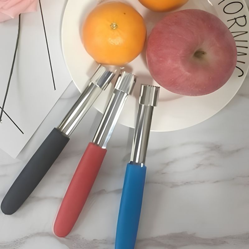 Vide pommes noir présenté à côté de fruits